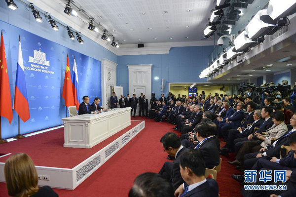 10月13日，國(guó)務(wù)院總理李克強(qiáng)在莫斯科與俄羅斯總理梅德韋杰夫圓滿結(jié)束中俄總理第十九次定期會(huì)晤后共同會(huì)見(jiàn)記者。 新華社記者李學(xué)仁攝