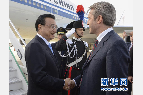 10月14日，國務(wù)院總理李克強乘專機抵達羅馬，開始對意大利進行正式訪問，意大利政府高級官員到機場迎接。 新華社記者李學(xué)仁攝