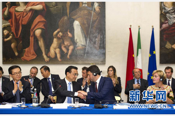 10月14日，中國國務(wù)院總理李克強(qiáng)在羅馬巴爾貝里尼宮與意大利總理倫齊共同會見中意企業(yè)家委員會委員及企業(yè)家代表并致辭。 新華社記者謝環(huán)馳 攝 