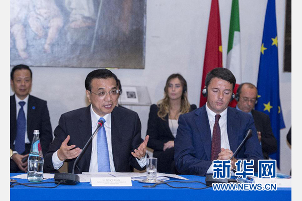 10月14日，中國國務(wù)院總理李克強(qiáng)在羅馬巴爾貝里尼宮與意大利總理倫齊共同會見中意企業(yè)家委員會委員及企業(yè)家代表并致辭。 新華社記者 王曄攝 