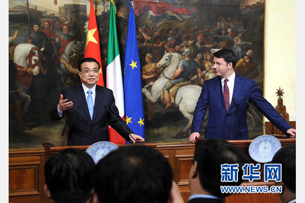 10月14日，中國國務(wù)院總理李克強(qiáng)與意大利總理倫齊在羅馬舉行會談后共同會見記者。 新華社記者 饒愛民 攝 