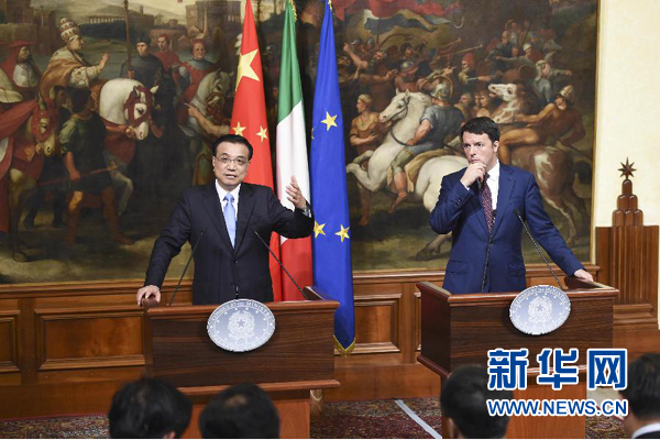 10月14日，國務(wù)院總理李克強(qiáng)在羅馬與意大利總理倫齊舉行會談后共同會見記者。 新華社記者 李學(xué)仁 攝