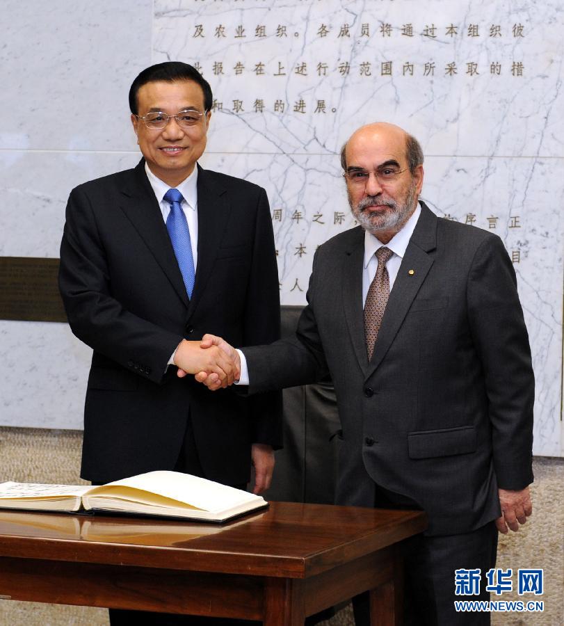 10月15日，中國國務(wù)院總理李克強在羅馬會見聯(lián)合國糧農(nóng)組織總干事格拉齊亞諾。 新華社記者 饒愛民 攝