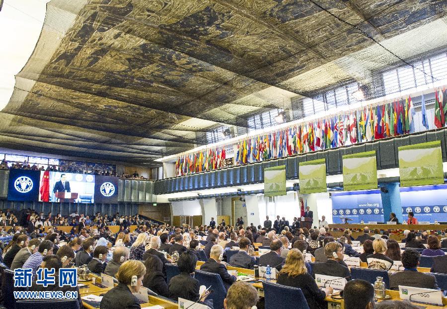 10月15日，中國國務(wù)院總理李克強在格拉齊亞諾總干事的陪同下在位于羅馬的聯(lián)合國糧農(nóng)組織總部發(fā)表演講。 新華社記者 王曄 攝 