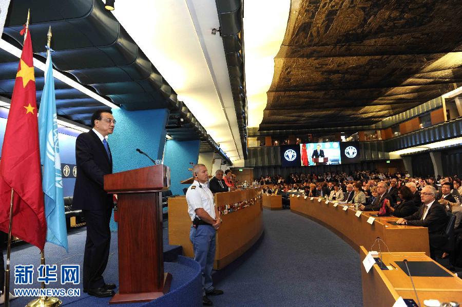 10月15日，中國國務(wù)院總理李克強在格拉齊亞諾總干事的陪同下在位于羅馬的聯(lián)合國糧農(nóng)組織總部發(fā)表演講。 新華社記者 饒愛民 攝 