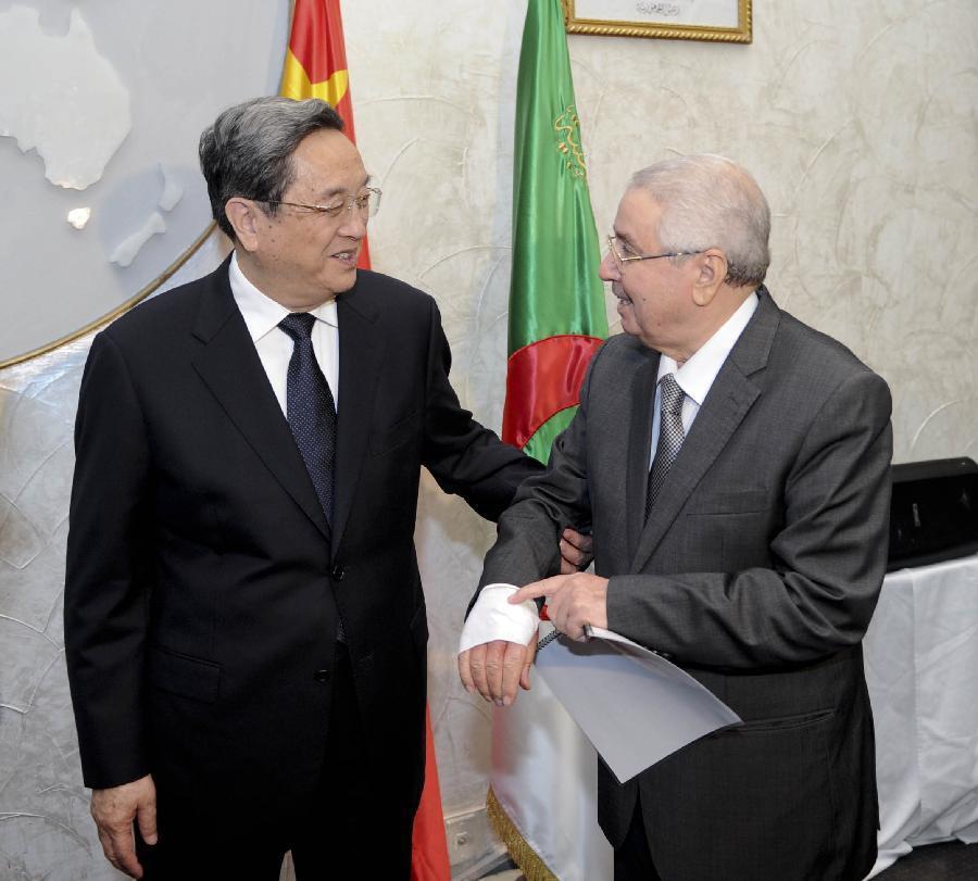 11月1日，正在阿爾及利亞進(jìn)行正式友好訪問的全國政協(xié)主席俞正聲在阿爾及爾與阿民族院議長本&middot;薩拉赫舉行會談。這是俞正聲親切詢問本&middot;薩拉赫的手傷情況。新華社記者 張鐸 攝 