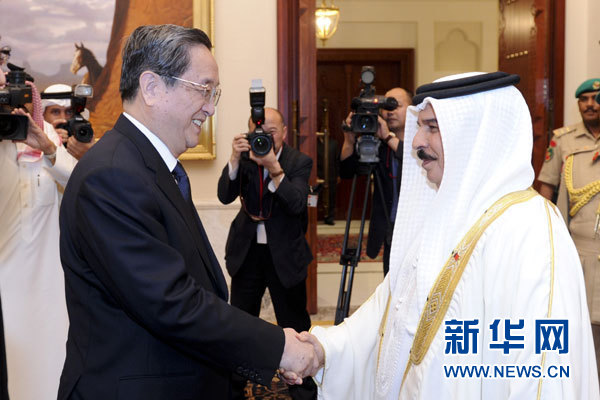 11月6日，正在巴林進(jìn)行正式友好訪問的全國政協(xié)主席俞正聲在麥納麥會見巴林國王哈馬德。 新華社記者 張鐸 攝