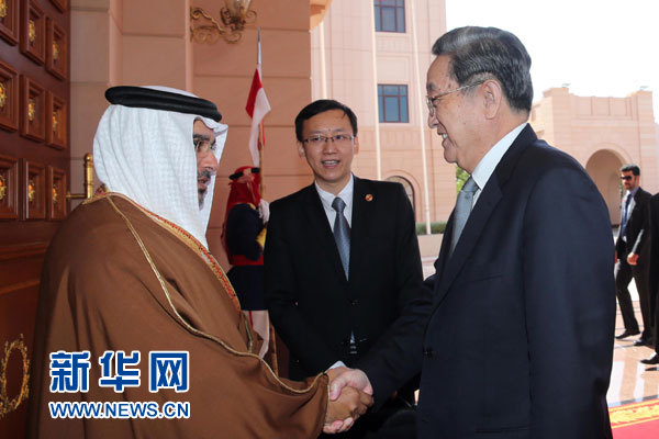 11月6日，正在巴林進(jìn)行正式友好訪問的全國政協(xié)主席俞正聲在麥納麥會見巴林王儲薩勒曼。 新華社記者劉衛(wèi)兵攝