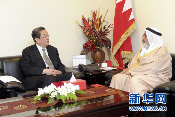 11月6日，正在巴林進(jìn)行正式友好訪問的全國政協(xié)主席俞正聲在麥納麥會見巴林國民議會議長兼眾議長扎赫拉尼。 新華社記者 張鐸 攝