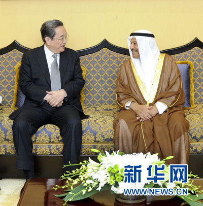 11月6日，正在巴林進(jìn)行正式友好訪問的全國政協(xié)主席俞正聲在麥納麥與巴林協(xié)商會議主席阿里舉行會談。 新華社記者 張鐸 攝