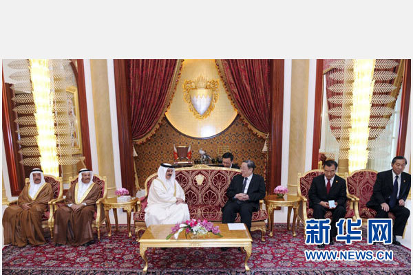 11月6日，正在巴林進(jìn)行正式友好訪問的全國政協(xié)主席俞正聲在麥納麥會見巴林國王哈馬德。 新華社記者 張鐸 攝
