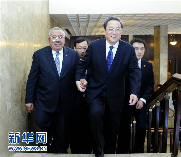 11月9日，正在約旦進行正式友好訪問的全國政協(xié)主席俞正聲在安曼與約旦參議長拉瓦比德進行會談。這是會談前，俞正聲與拉瓦比德攜手步入會場。新華社記者 張鐸 攝 