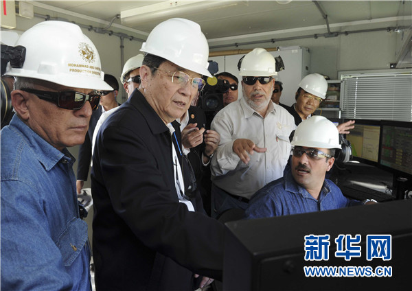 11月8日，正在約旦進行正式友好訪問的全國政協(xié)主席俞正聲在安曼參觀阿拉伯鉀肥公司。這是俞正聲在采鹽船上仔細詢問開采情況。 新華社記者 張鐸 攝