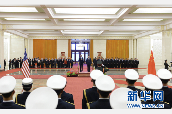 11月12日，國(guó)家主席習(xí)近平在北京人民大會(huì)堂舉行歡迎儀式，歡迎美國(guó)總統(tǒng)奧巴馬對(duì)中國(guó)進(jìn)行國(guó)事訪問(wèn)。 新華社記者 馬占成 攝