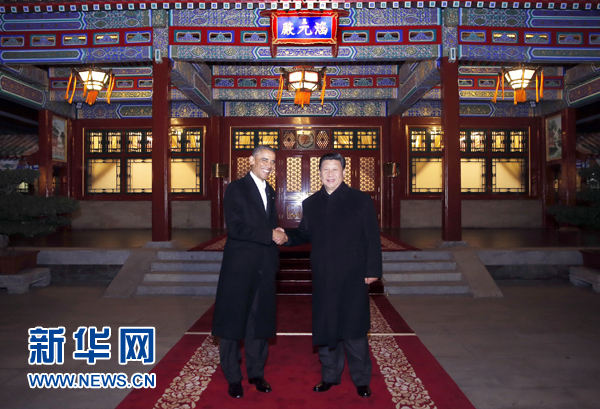 11月11日晚，國家主席習(xí)近平在中南海同美國總統(tǒng)奧巴馬舉行會晤。這是兩國元首在瀛臺涵元殿前握手。 新華社記者鞠鵬攝