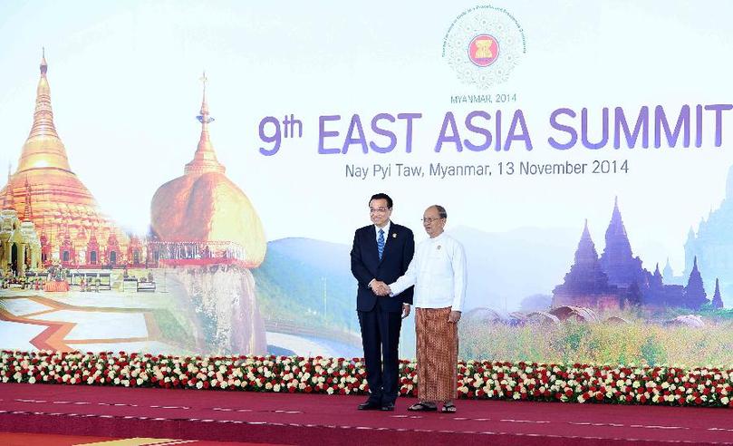 11月13日，中國國務(wù)院總理李克強(qiáng)在內(nèi)比都出席第九屆東亞峰會(huì)并發(fā)言。這是峰會(huì)開始前，東盟輪值主席國緬甸聯(lián)邦共和國總統(tǒng)吳登盛迎接李克強(qiáng)總理。新華社記者 李濤 攝 