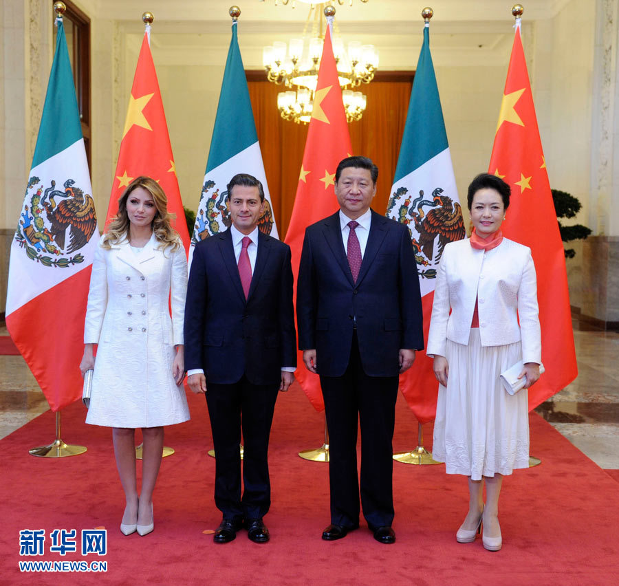 11月13日，國(guó)家主席習(xí)近平在北京人民大會(huì)堂北大廳舉行儀式，歡迎墨西哥總統(tǒng)培尼亞對(duì)中國(guó)進(jìn)行國(guó)事訪問。這是習(xí)近平和夫人彭麗媛同培尼亞夫婦合影。 新華社記者 張鐸 攝