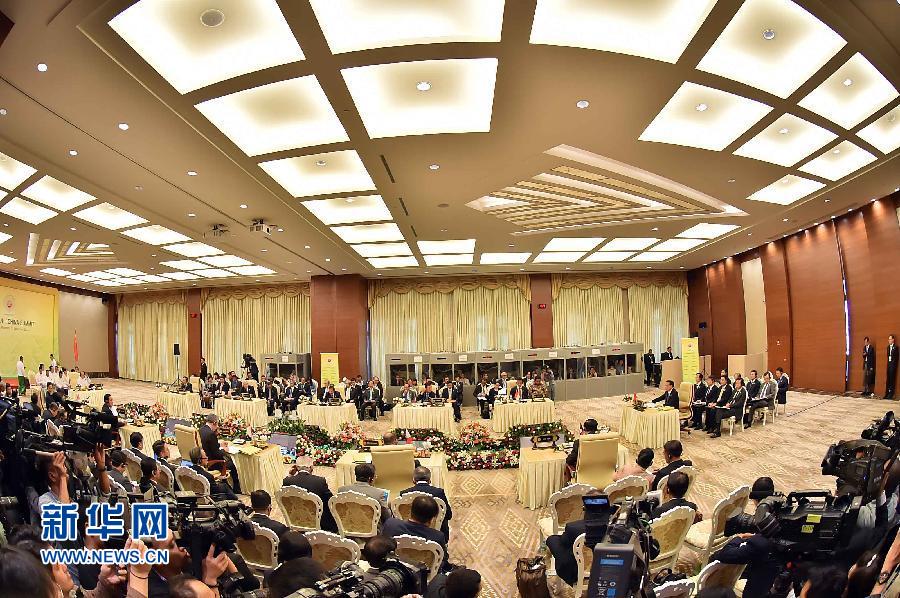 11月13日，中國國務(wù)院總理李克強(qiáng)在緬甸內(nèi)比都出席第17次中國－東盟（10+1）領(lǐng)導(dǎo)人會議。 新華社記者 李濤 攝