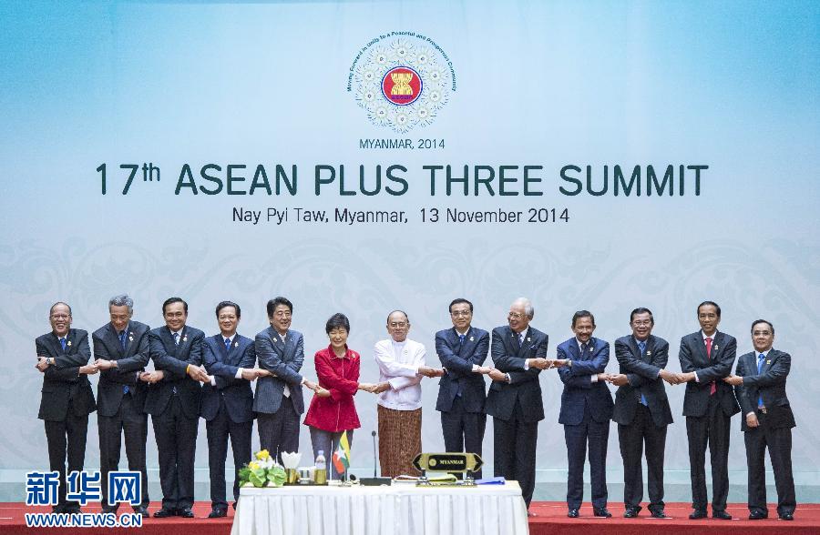 11月13日，中國國務(wù)院總理李克強(qiáng)在緬甸首都內(nèi)比都出席第17次東盟與中日韓（10+3）領(lǐng)導(dǎo)人會(huì)議。 新華社記者 王曄 攝