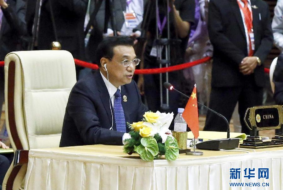11月13日，中國國務(wù)院總理李克強(qiáng)在緬甸首都內(nèi)比都出席第17次東盟與中日韓（10+3）領(lǐng)導(dǎo)人會(huì)議。這是李克強(qiáng)在會(huì)議上講話。 新華社記者 鞠鵬 攝  