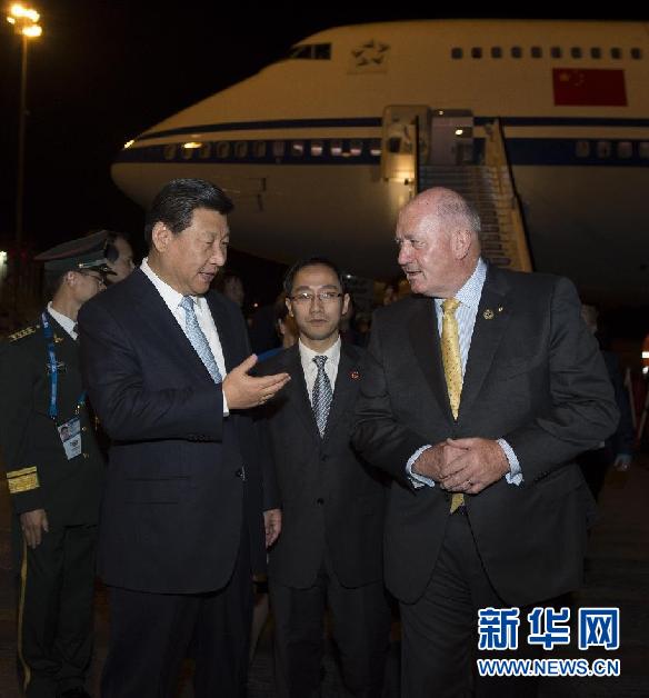 11月14日，中國(guó)國(guó)家主席習(xí)近平抵達(dá)布里斯班，出席二十國(guó)集團(tuán)領(lǐng)導(dǎo)人第九次峰會(huì)，并對(duì)澳大利亞進(jìn)行國(guó)事訪問(wèn)。這是習(xí)近平在機(jī)場(chǎng)受到澳大利亞聯(lián)邦總督科斯格羅夫的迎接。新華社記者 李學(xué)仁 攝