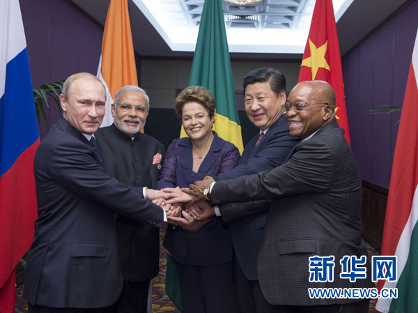 11月15日，金磚國(guó)家領(lǐng)導(dǎo)人非正式會(huì)晤在澳大利亞布里斯班舉行，中國(guó)國(guó)家主席習(xí)近平、巴西總統(tǒng)羅塞夫、俄羅斯總統(tǒng)普京、印度總理莫迪、南非總統(tǒng)祖馬出席。這是五國(guó)領(lǐng)導(dǎo)人在會(huì)晤前合影。新華社記者李學(xué)仁攝
