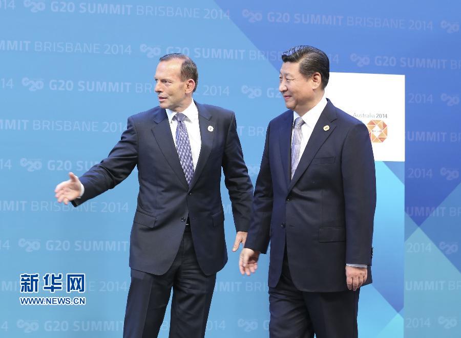 11月15日，二十國(guó)集團(tuán)領(lǐng)導(dǎo)人第九次峰會(huì)在澳大利亞布里斯班舉行。國(guó)家主席習(xí)近平出席會(huì)議并發(fā)表題為《推動(dòng)創(chuàng)新發(fā)展實(shí)現(xiàn)聯(lián)動(dòng)增長(zhǎng)》的重要講話。這是澳大利亞總理阿博特迎接習(xí)近平主席。 新華社記者 丁林 攝