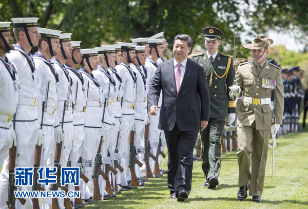 11月17日，中國國家主席習(xí)近平在堪培拉會見澳大利亞總督科斯格羅夫。會見前，科斯格羅夫在總督府草坪為習(xí)近平舉行隆重歡迎儀式。新華社記者謝環(huán)馳 攝 