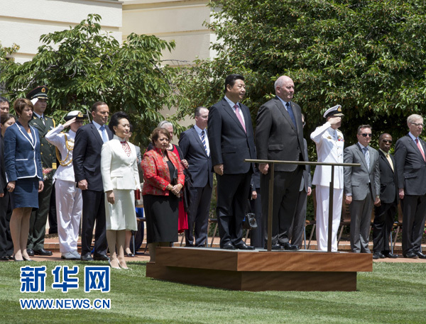 11月17日，中國國家主席習(xí)近平在堪培拉會見澳大利亞總督科斯格羅夫。會見前，科斯格羅夫在總督府草坪為習(xí)近平舉行隆重歡迎儀式。習(xí)近平和夫人彭麗媛抵達(dá)時，受到科斯格羅夫總督夫婦熱情迎接。新華社記者李學(xué)仁 攝 