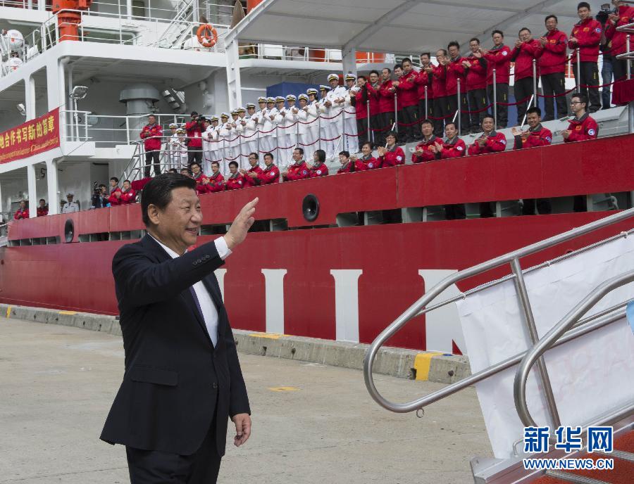 11月18日，正在澳大利亞塔斯馬尼亞州首府霍巴特訪問的中國國家主席習(xí)近平在澳大利亞總理阿博特陪同下參觀南極科考項目并慰問兩國科考人員。這是習(xí)近平在霍巴特港看望正在這里補給的&ldquo;雪龍&rdquo;號全體科考人員。新華社記者李學(xué)仁攝 