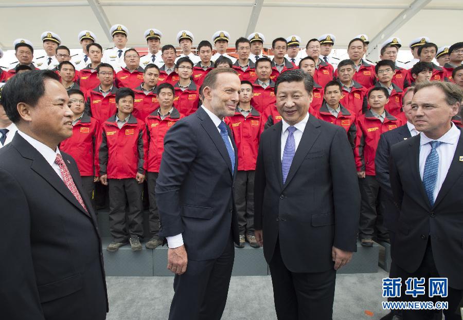 11月18日，正在澳大利亞塔斯馬尼亞州首府霍巴特訪問的中國國家主席習(xí)近平在澳大利亞總理阿博特陪同下參觀南極科考項目并慰問兩國科考人員。新華社記者李學(xué)仁攝 