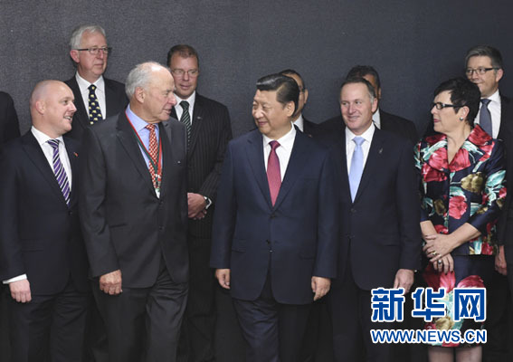 11月21日，中國國家主席習近平在奧克蘭和新西蘭總理約翰&middot;基共同出席中國－新西蘭市長論壇啟動儀式，并在啟動儀式后會見&ldquo;新中關(guān)系促進委員會&rdquo;主要成員。新華社記者馬占成攝