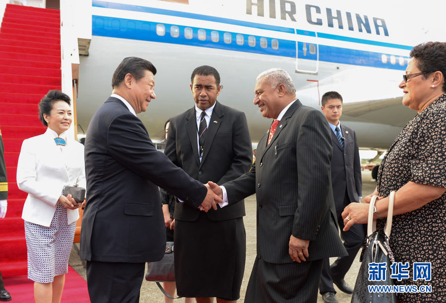 11月21日，國(guó)家主席習(xí)近平抵達(dá)楠迪，開始對(duì)斐濟(jì)進(jìn)行國(guó)事訪問并將同太平洋建交島國(guó)領(lǐng)導(dǎo)人舉行會(huì)晤。斐濟(jì)總理姆拜尼馬拉馬夫婦在舷梯旁迎接習(xí)近平和夫人彭麗媛。新華社記者李學(xué)仁攝 