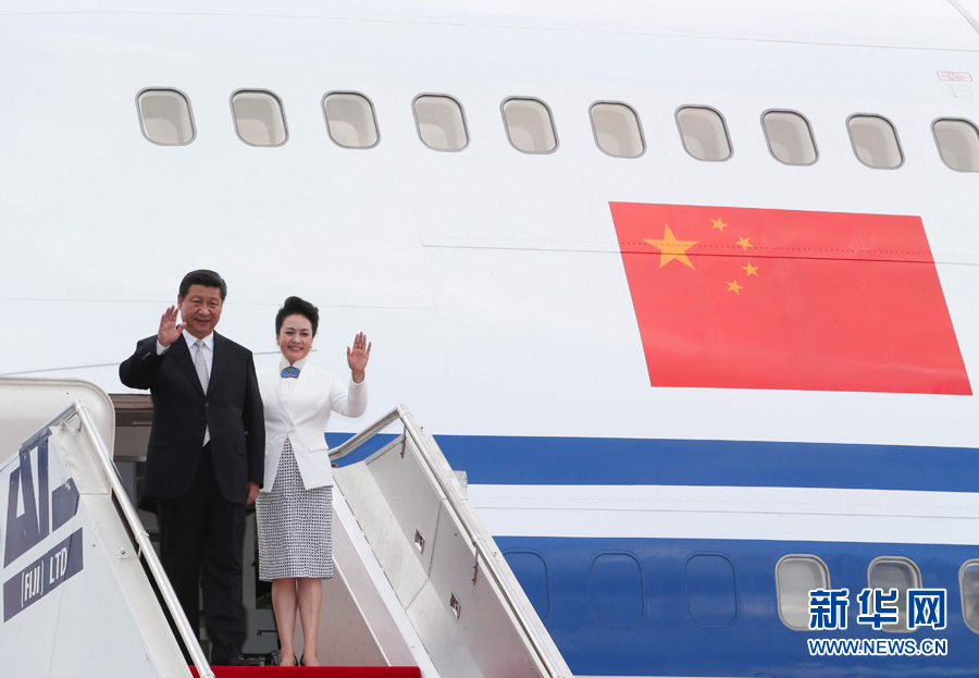 11月21日，國(guó)家主席習(xí)近平抵達(dá)楠迪，開始對(duì)斐濟(jì)進(jìn)行國(guó)事訪問并將同太平洋建交島國(guó)領(lǐng)導(dǎo)人舉行會(huì)晤。 這是習(xí)近平和夫人彭麗媛步出機(jī)艙。新華社記者丁林?jǐn)z 