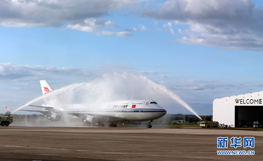  11月21日，國(guó)家主席習(xí)近平抵達(dá)楠迪，開始對(duì)斐濟(jì)進(jìn)行國(guó)事訪問并將同太平洋建交島國(guó)領(lǐng)導(dǎo)人舉行會(huì)晤。圖為習(xí)近平乘坐的專機(jī)在楠迪國(guó)際機(jī)場(chǎng)跑道上滑行穿過&ldquo;水門&rdquo;，這是當(dāng)?shù)亟o予最尊貴客人的禮遇，表達(dá)為客人&ldquo;洗塵&rdquo;。 新華社記者丁林?jǐn)z 