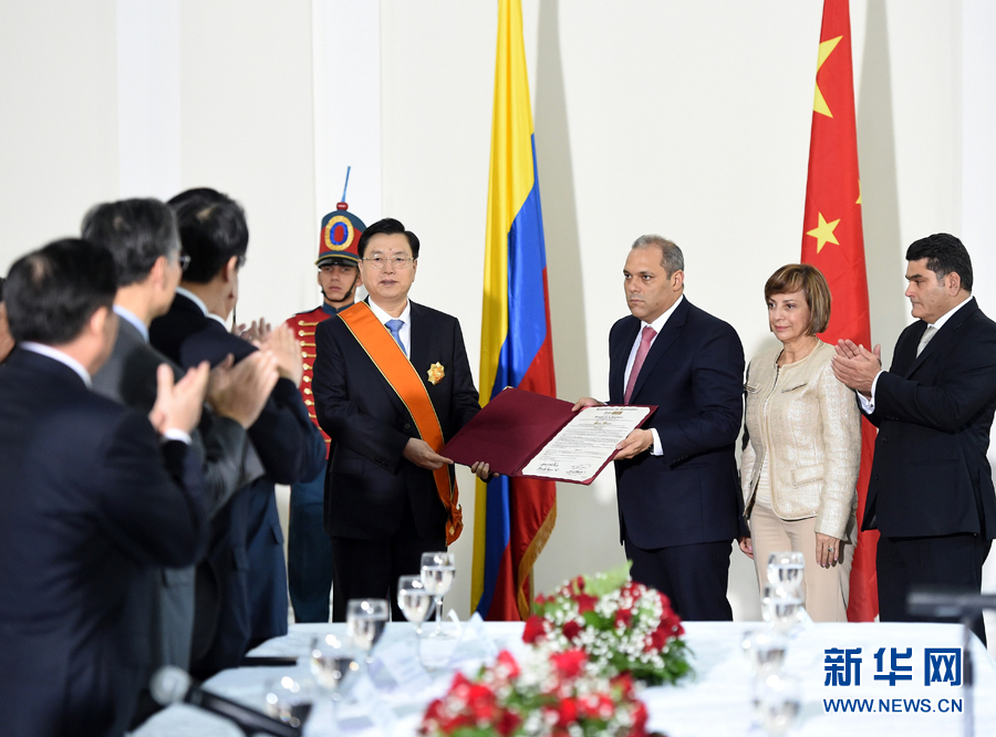 11月24日，正在哥倫比亞進(jìn)行正式友好訪問的全國(guó)人大常委會(huì)委員長(zhǎng)張德江在波哥大與哥倫比亞國(guó)會(huì)主席兼參議長(zhǎng)納梅舉行會(huì)談。 新華社記者鞠鵬 攝