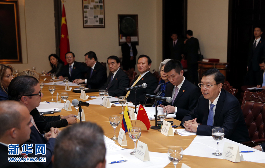 11月24日，正在哥倫比亞進(jìn)行正式友好訪問的全國(guó)人大常委會(huì)委員長(zhǎng)張德江在波哥大與哥倫比亞眾議長(zhǎng)阿明舉行會(huì)談。 新華社記者 鞠鵬 攝 