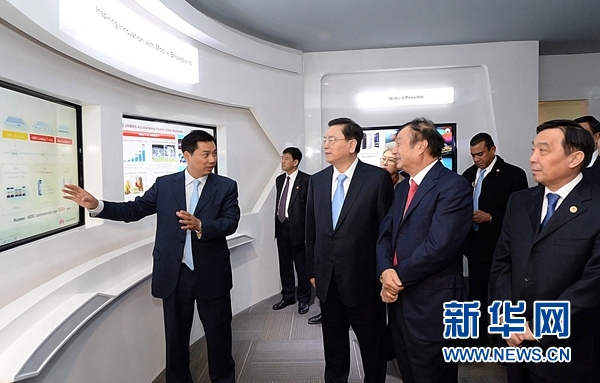 11月26日，正在墨西哥進(jìn)行正式友好訪問(wèn)的全國(guó)人大常委會(huì)委員長(zhǎng)張德江在墨西哥城視察華為公司拉美北地區(qū)部。 新華社記者劉建生攝