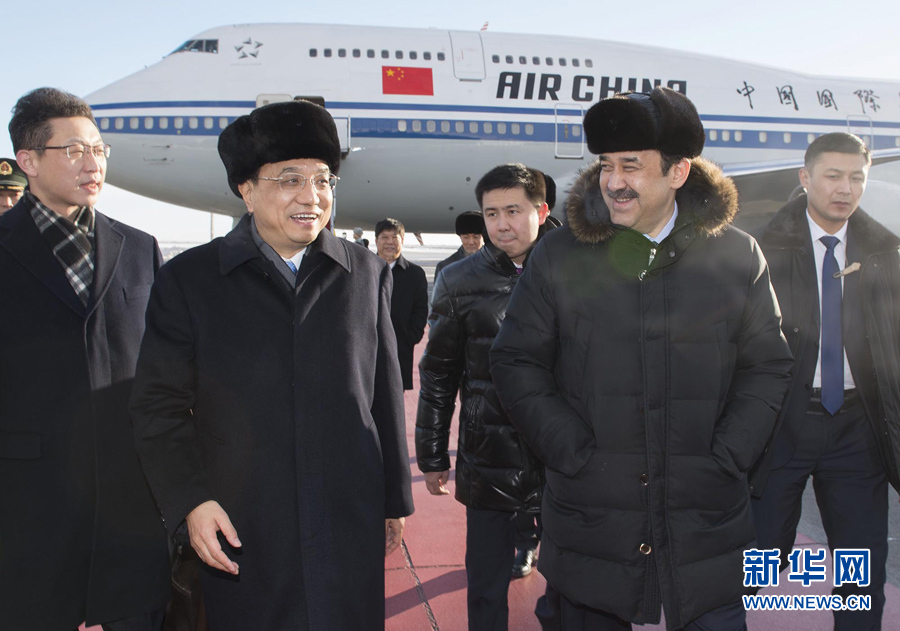  12月14日，應(yīng)哈薩克斯坦共和國(guó)總理馬西莫夫邀請(qǐng)，國(guó)務(wù)院總理李克強(qiáng)乘專機(jī)抵達(dá)阿斯塔納國(guó)際機(jī)場(chǎng)，開始對(duì)哈薩克斯坦進(jìn)行正式訪問(wèn)，舉行中哈總理第二次定期會(huì)晤，并出席上海合作組織成員國(guó)政府首腦理事會(huì)第十三次會(huì)議。這是馬西莫夫到機(jī)場(chǎng)迎接李克強(qiáng)。新華社記者 黃敬文 攝 