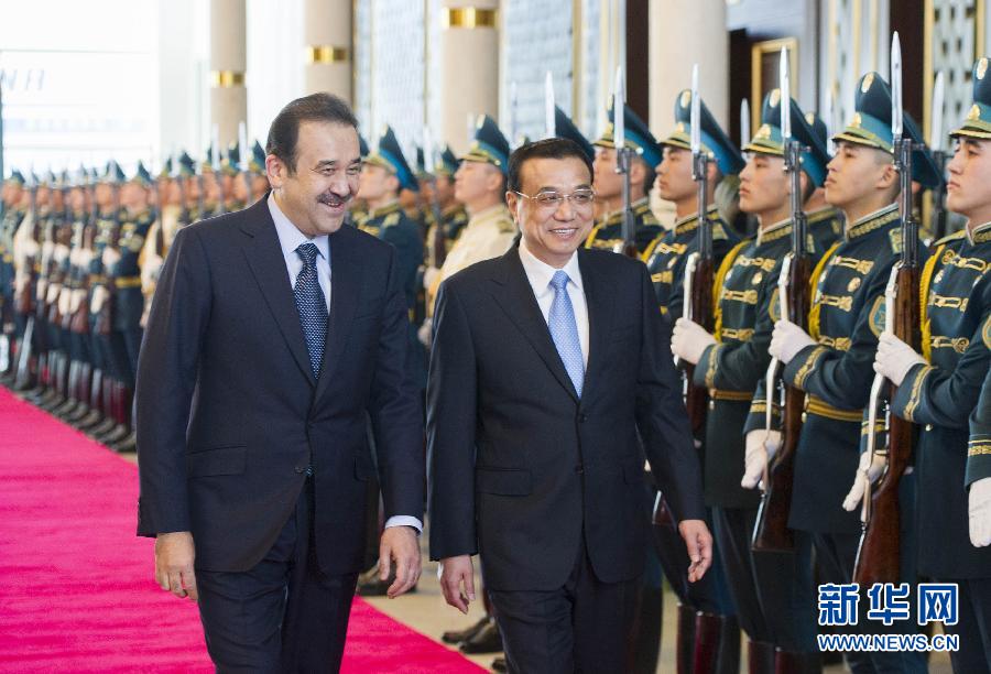 12月14日，應(yīng)哈薩克斯坦共和國(guó)總理馬西莫夫邀請(qǐng)，國(guó)務(wù)院總理李克強(qiáng)乘專機(jī)抵達(dá)阿斯塔納國(guó)際機(jī)場(chǎng)，開始對(duì)哈薩克斯坦進(jìn)行正式訪問(wèn)，舉行中哈總理第二次定期會(huì)晤，并出席上海合作組織成員國(guó)政府首腦理事會(huì)第十三次會(huì)議。馬西莫夫到機(jī)場(chǎng)迎接李克強(qiáng)，并舉行隆重的歡迎儀式。新華社記者 黃敬文 攝