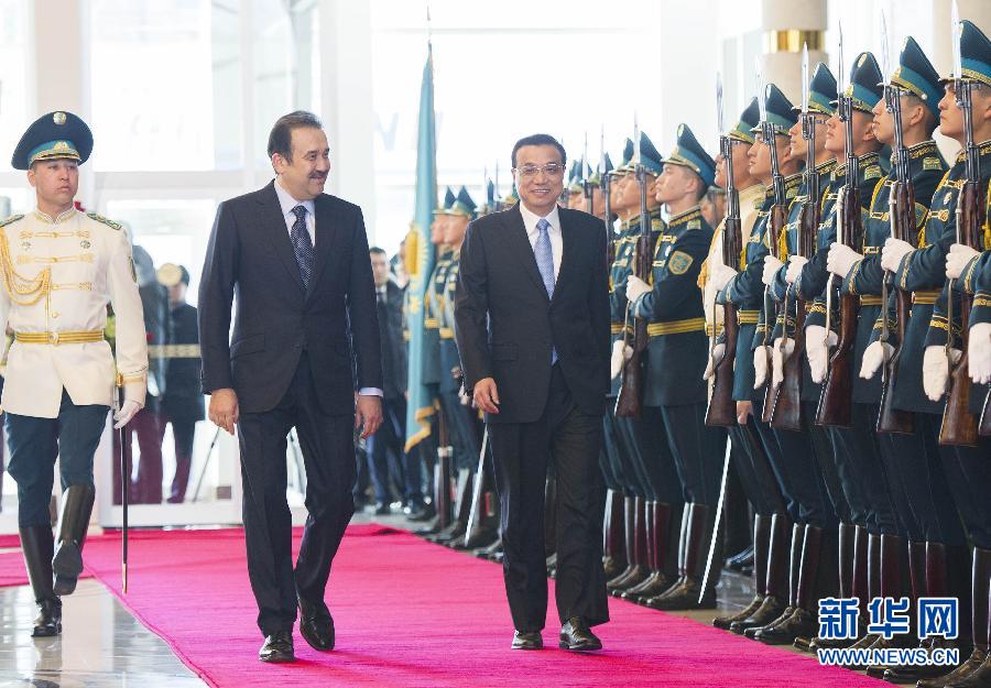 12月14日，應(yīng)哈薩克斯坦共和國(guó)總理馬西莫夫邀請(qǐng)，國(guó)務(wù)院總理李克強(qiáng)乘專機(jī)抵達(dá)阿斯塔納國(guó)際機(jī)場(chǎng)，開始對(duì)哈薩克斯坦進(jìn)行正式訪問(wèn)，舉行中哈總理第二次定期會(huì)晤，并出席上海合作組織成員國(guó)政府首腦理事會(huì)第十三次會(huì)議。馬西莫夫到機(jī)場(chǎng)迎接李克強(qiáng)，并舉行隆重的歡迎儀式。新華社記者 黃敬文 攝