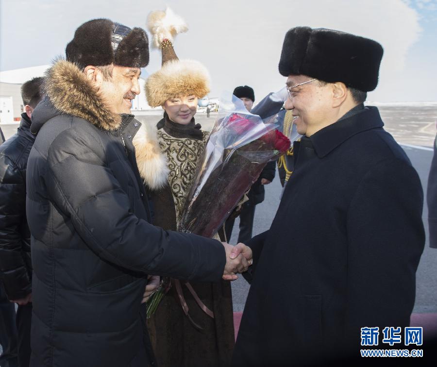 12月14日，應(yīng)哈薩克斯坦共和國(guó)總理馬西莫夫邀請(qǐng)，國(guó)務(wù)院總理李克強(qiáng)乘專機(jī)抵達(dá)阿斯塔納國(guó)際機(jī)場(chǎng)，開始對(duì)哈薩克斯坦進(jìn)行正式訪問(wèn)，舉行中哈總理第二次定期會(huì)晤，并出席上海合作組織成員國(guó)政府首腦理事會(huì)第十三次會(huì)議。這是馬西莫夫到機(jī)場(chǎng)迎接李克強(qiáng)。新華社記者 黃敬文 攝
