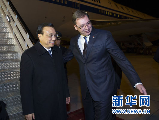 12月15日，國務(wù)院總理李克強抵達貝爾格萊德，出席中國－中東歐國家領(lǐng)導(dǎo)人會晤并正式訪問塞爾維亞，塞爾維亞總理武契奇到機場迎接。新華社記者 黃敬文 攝