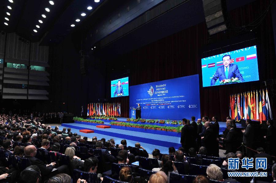 12月16日，國務(wù)院總理李克強(qiáng)在貝爾格萊德與中東歐國家領(lǐng)導(dǎo)人共同出席中國－中東歐國家第四屆經(jīng)貿(mào)論壇開幕式并致辭。 新華社記者 饒愛民攝 