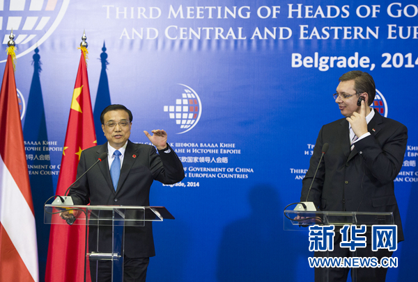 12月16日，國務(wù)院總理李克強(qiáng)在貝爾格萊德出席第三次中國-中東歐國家領(lǐng)導(dǎo)人會(huì)晤后，與塞爾維亞總理武契奇共同會(huì)見記者。 新華社記者黃敬文 攝