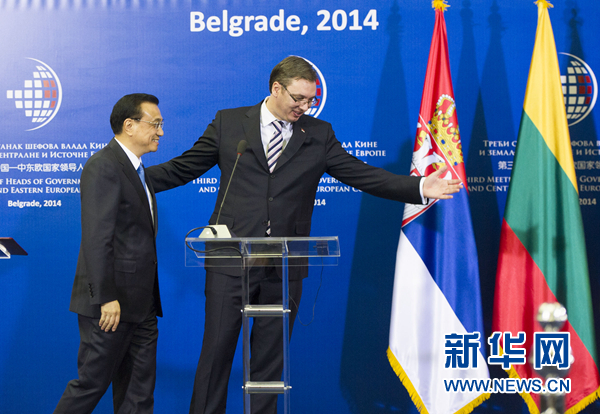 12月16日，國務(wù)院總理李克強(qiáng)在貝爾格萊德出席第三次中國-中東歐國家領(lǐng)導(dǎo)人會(huì)晤后，與塞爾維亞總理武契奇共同會(huì)見記者。 新華社記者黃敬文 攝