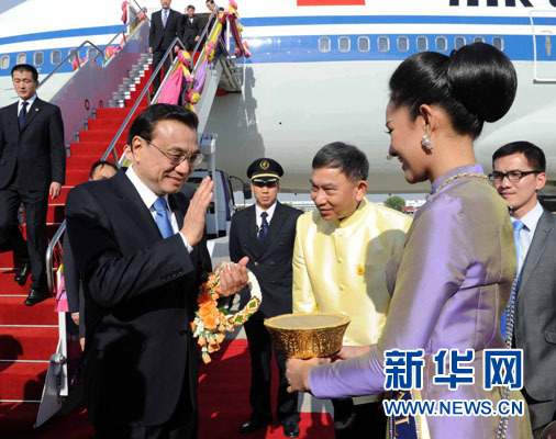 12月19日，中國(guó)國(guó)務(wù)院總理李克強(qiáng)抵達(dá)曼谷，出席大湄公河次區(qū)域經(jīng)濟(jì)合作領(lǐng)導(dǎo)人第五次會(huì)議。新華社記者饒愛(ài)民攝