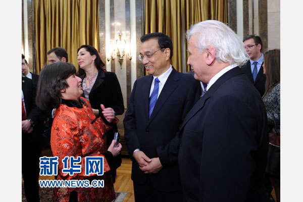 12月18日，中國(guó)國(guó)務(wù)院總理李克強(qiáng)在貝爾格萊德市政廳接受&ldquo;貝爾格萊德榮譽(yù)市民&rdquo;證書(shū)，塞爾維亞總理武契奇陪同出席。隨后，李克強(qiáng)同塞各界知名人士親切會(huì)見(jiàn)并互動(dòng)交流。這是李克強(qiáng)同漢學(xué)家波普&mdash;采尼奇夫婦親切交談。新華社記者 饒愛(ài)民 攝