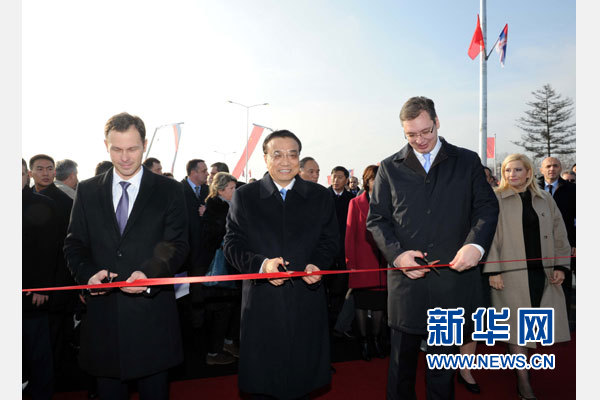 12月18日，中國(guó)國(guó)務(wù)院總理李克強(qiáng)在貝爾格萊德同塞爾維亞總理武契奇共同出席貝爾格萊德跨多瑙河大橋竣工儀式。這是李克強(qiáng)與武契奇為新建成的大橋剪彩。新華社記者 饒愛民 攝