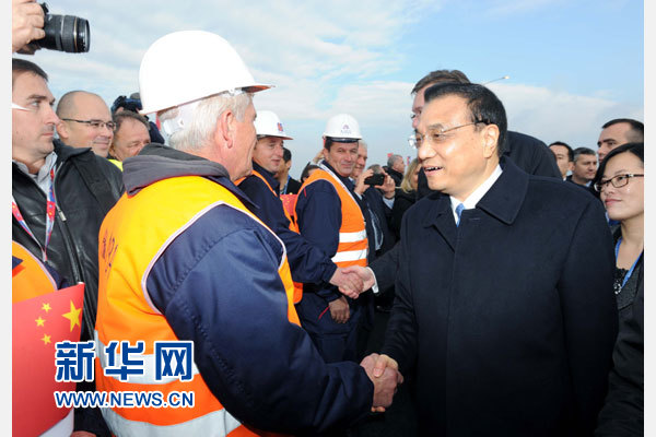 12月18日，中國(guó)國(guó)務(wù)院總理李克強(qiáng)在貝爾格萊德同塞爾維亞總理武契奇共同出席貝爾格萊德跨多瑙河大橋竣工儀式。這是李克強(qiáng)同大橋建設(shè)者親切交流。新華社記者 饒愛民 攝